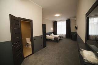 Отель GOLDEN RING Тернополь Улучшенный двухместный номер с 2 отдельными кроватями-4