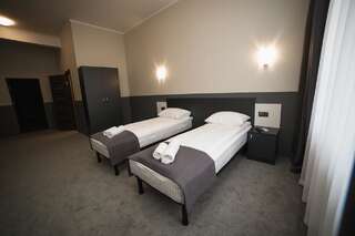 Отель GOLDEN RING Тернополь Улучшенный двухместный номер с 2 отдельными кроватями-8